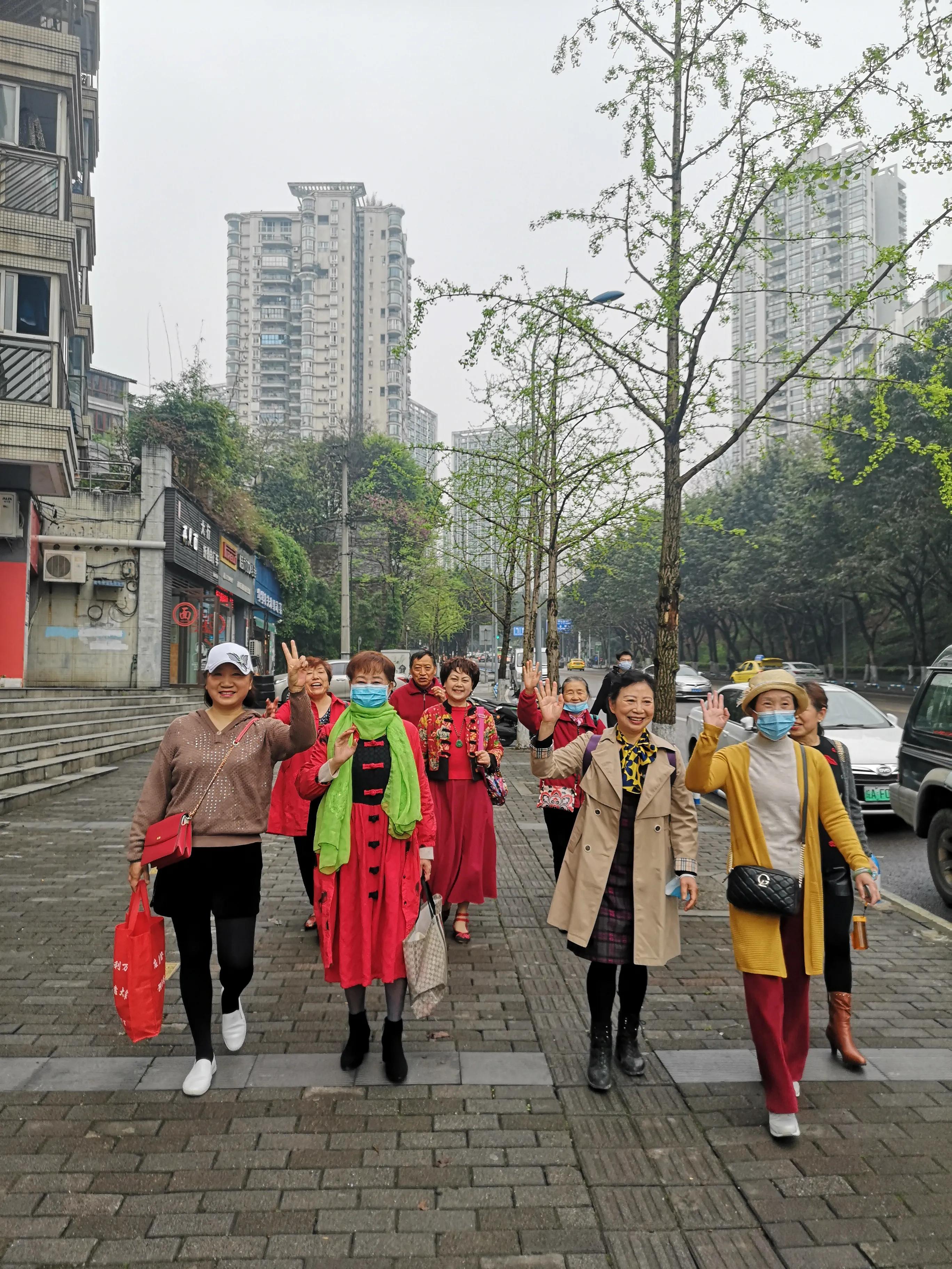 春游和姐妹踏青,春游踏青姐妹拍照