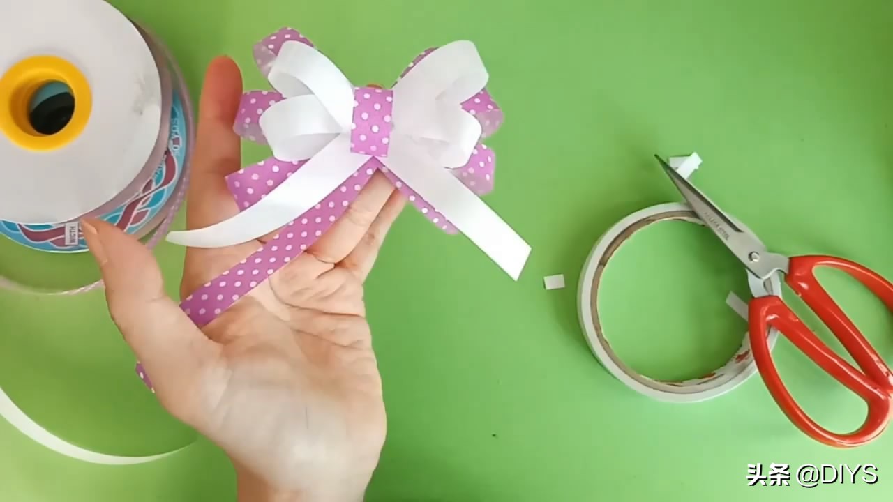 拉花彩带蝴蝶结的打法,包礼物彩带蝴蝶结的打法