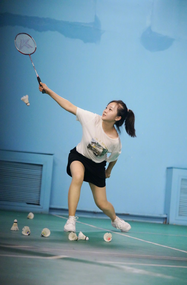 林妙可和外国人合影,林妙可游泳圈