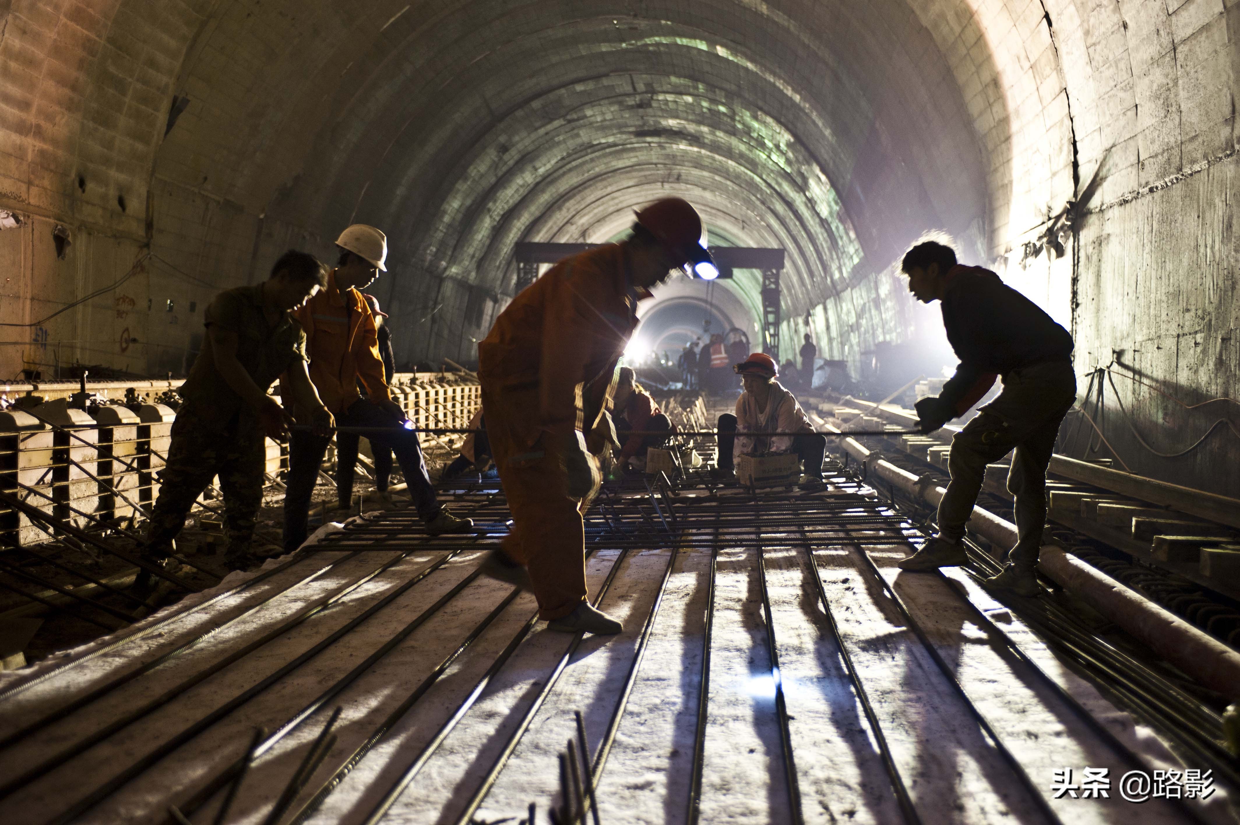 中国高铁隧道,溶洞铁路隧道