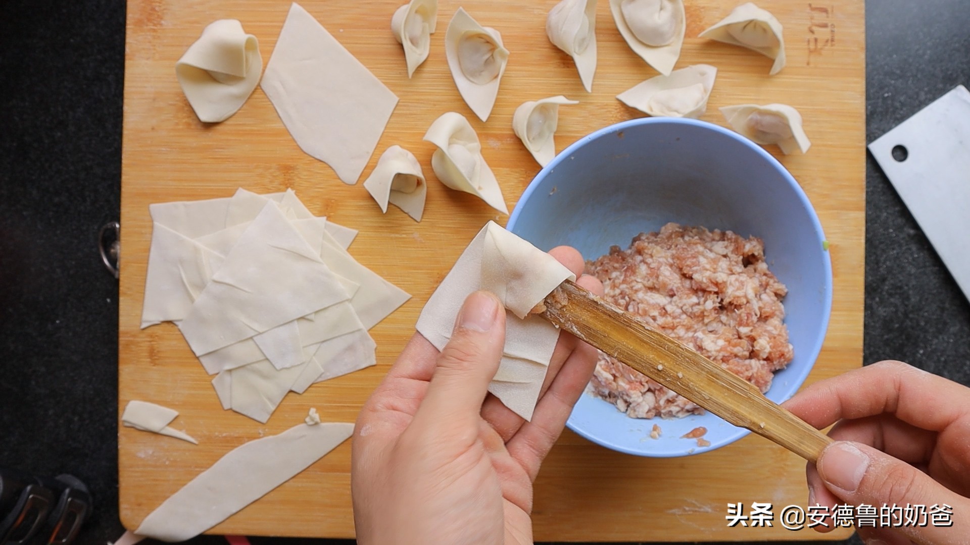 奶爸在家带着娃做馄饨现包现煮真材实料小朋友吃了一大碗