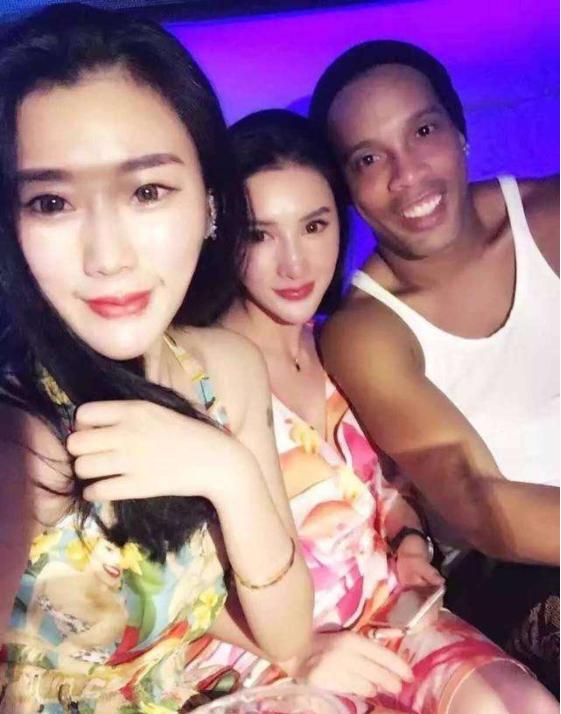 罗纳尔迪尼奥为什么没有成为球王,罗纳尔迪尼奥和梅西谁是顶级球王