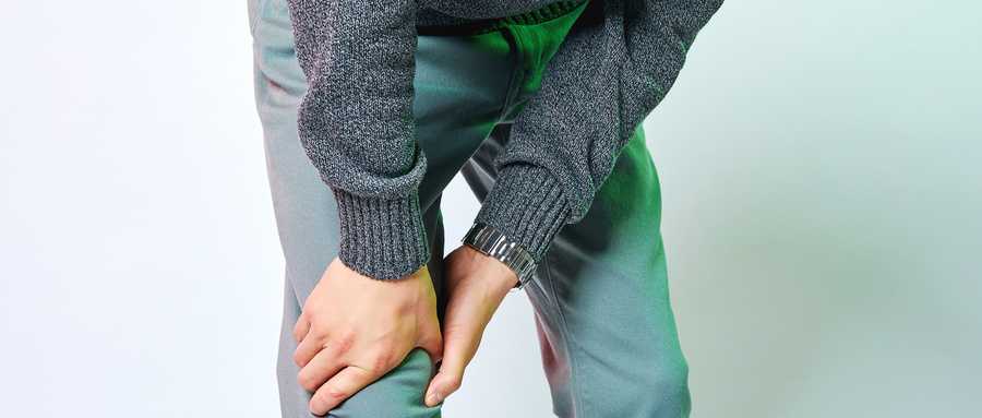 年纪轻轻膝关节疼痛,年纪轻轻膝盖突然疼怎么回事