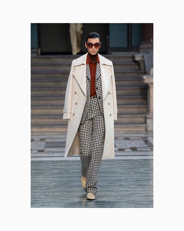 贝嫂单手抱小七的图片,贝嫂带小七走秀