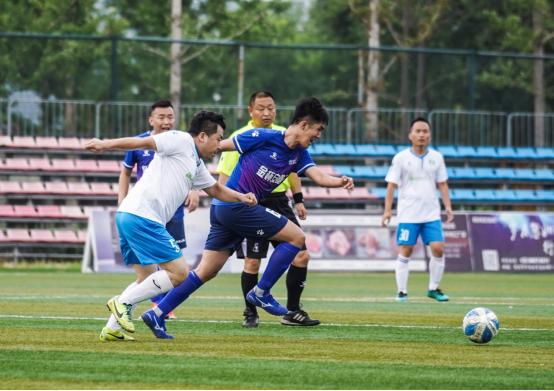 华晨宝马第一名,足球联赛榜首之战