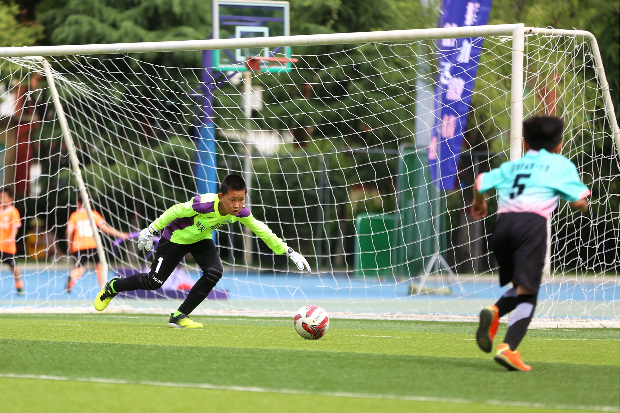 逐梦绿茵足球,逐梦绿茵场磨砺少年志