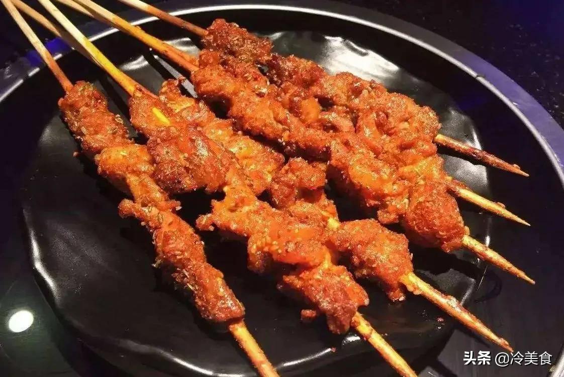 自己在家烤羊肉串，一个电饼铛就足够了，烤好的羊肉串鲜嫩焦香
