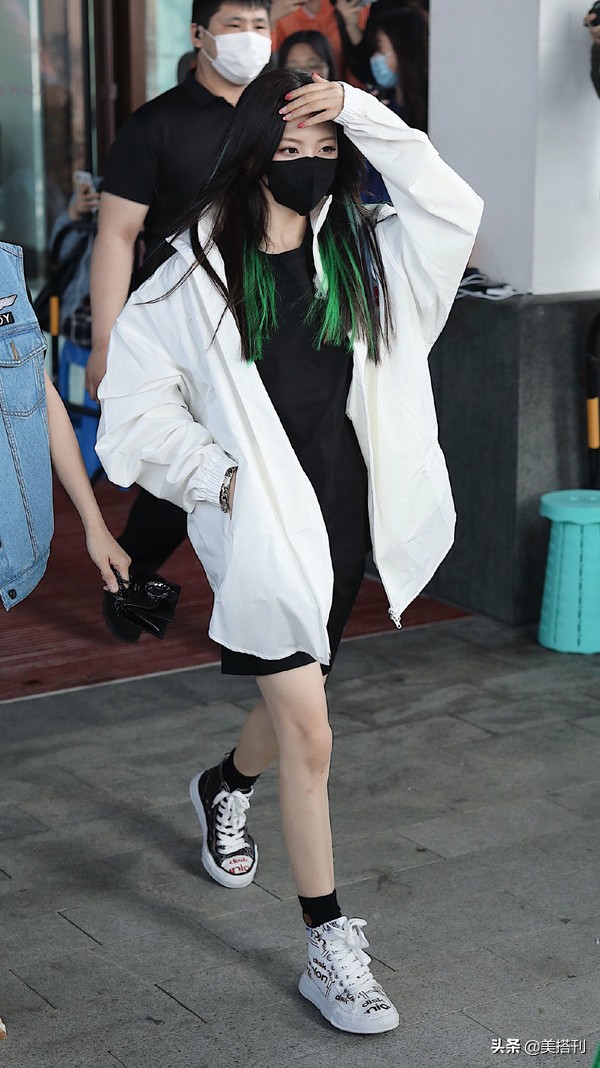 杨超越最新照穿搭,杨超越银灰挑染暗黑大片