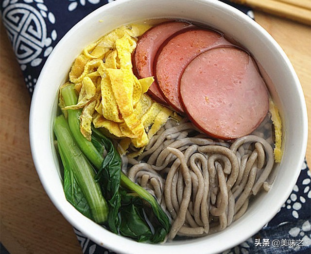 最简单热汤面的家常做法,热汤面的家常做法不辣