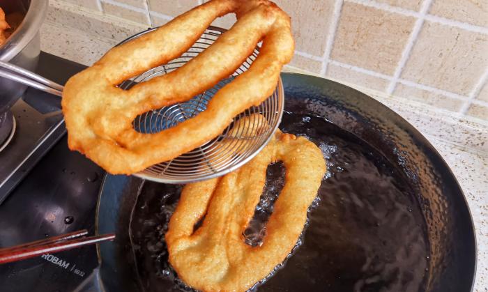 怎么用面粉和膨松剂炸油条,用小苏打泡打粉怎样炸油条酥脆