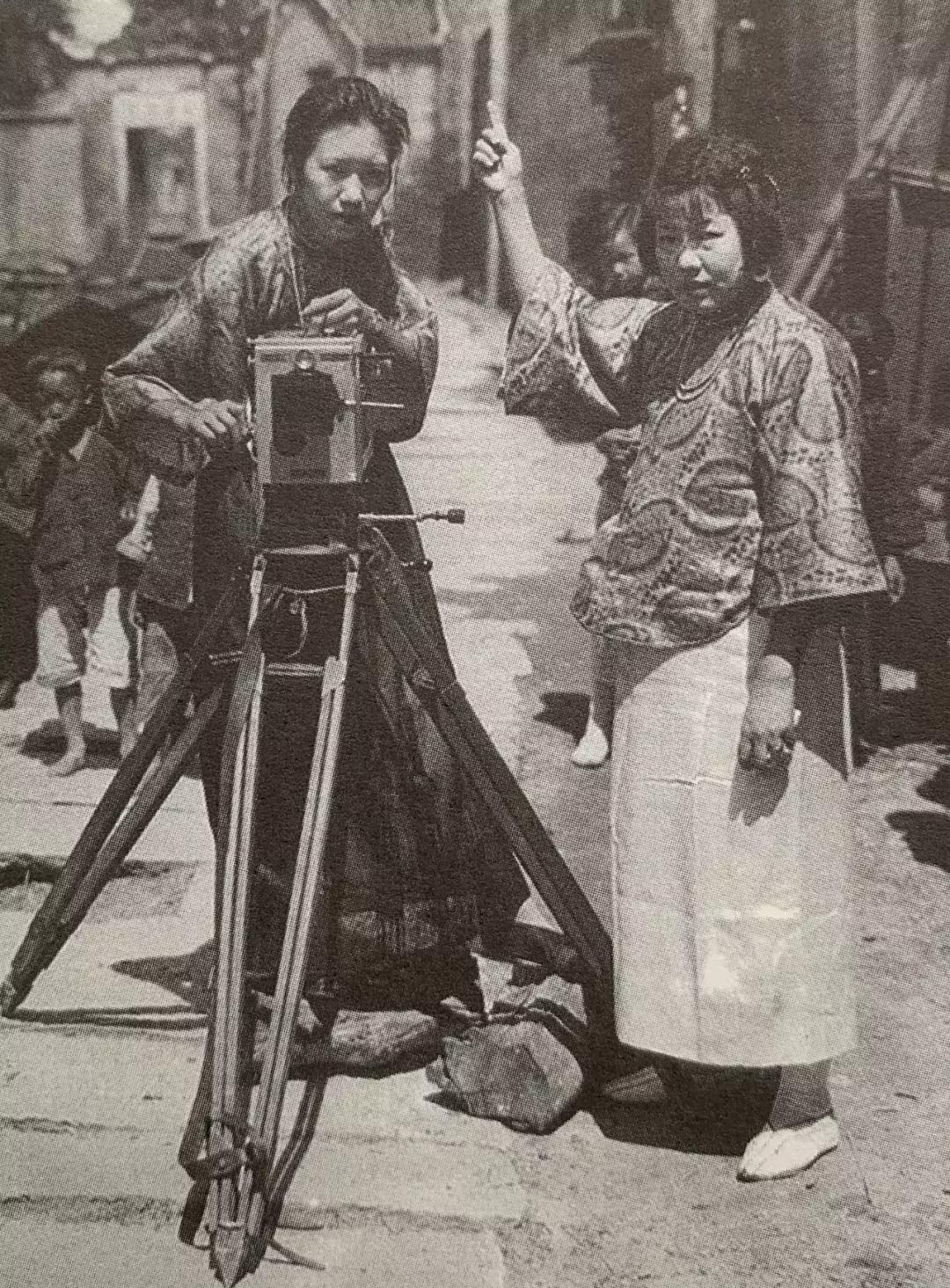 100年前,有女人裹脚,也有女人飞行……