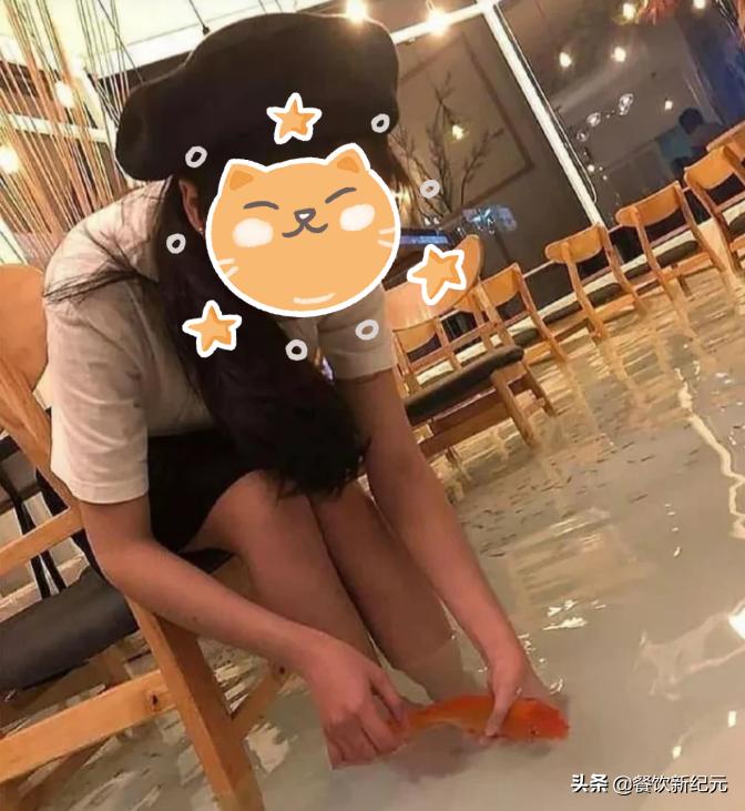江西南昌，女子在奶茶店泡脚，走红朋友圈，网友：老板太有才了