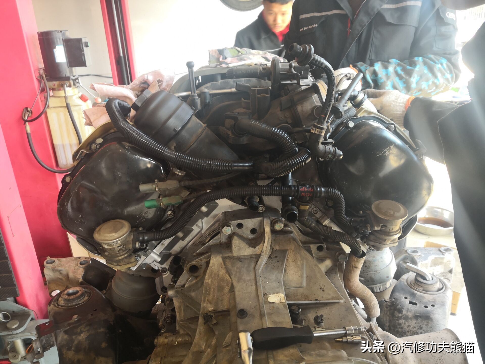 16款奥迪a6l2.5自吸发动机漏油,奥迪a6l2.4免拆烧机油处理靠谱吗