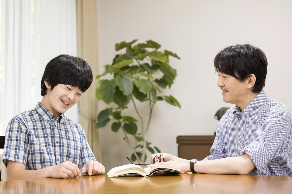 日本王室悠仁小王子的视频,小王子悠仁度假天皇夫妇护驾