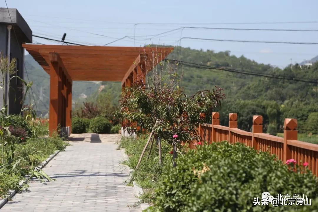 废弃的矿山正在改造成为一座公园,废弃矿坑改造成美丽公园