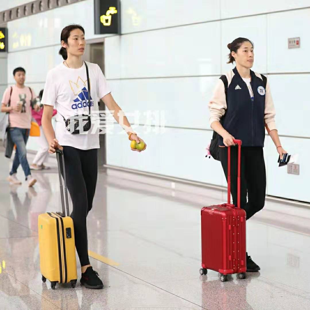 朱婷出征世界杯，手上拿橘子，寓意大吉大利，中国女排加油啦