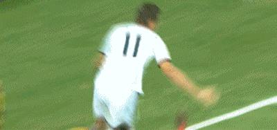 足坛十大经典庆祝动作,欧洲杯2024葡萄牙c罗雨中庆祝