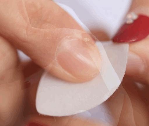 硬刚女皇龙妈也扛不住法令纹,2条沟壑让人心疼,贴一贴就消了