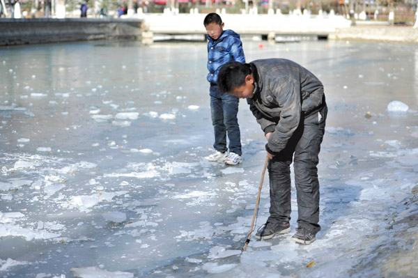 男孩玩闹时不慎戳到同学眼睛,课间男孩眼睛被同学戳伤