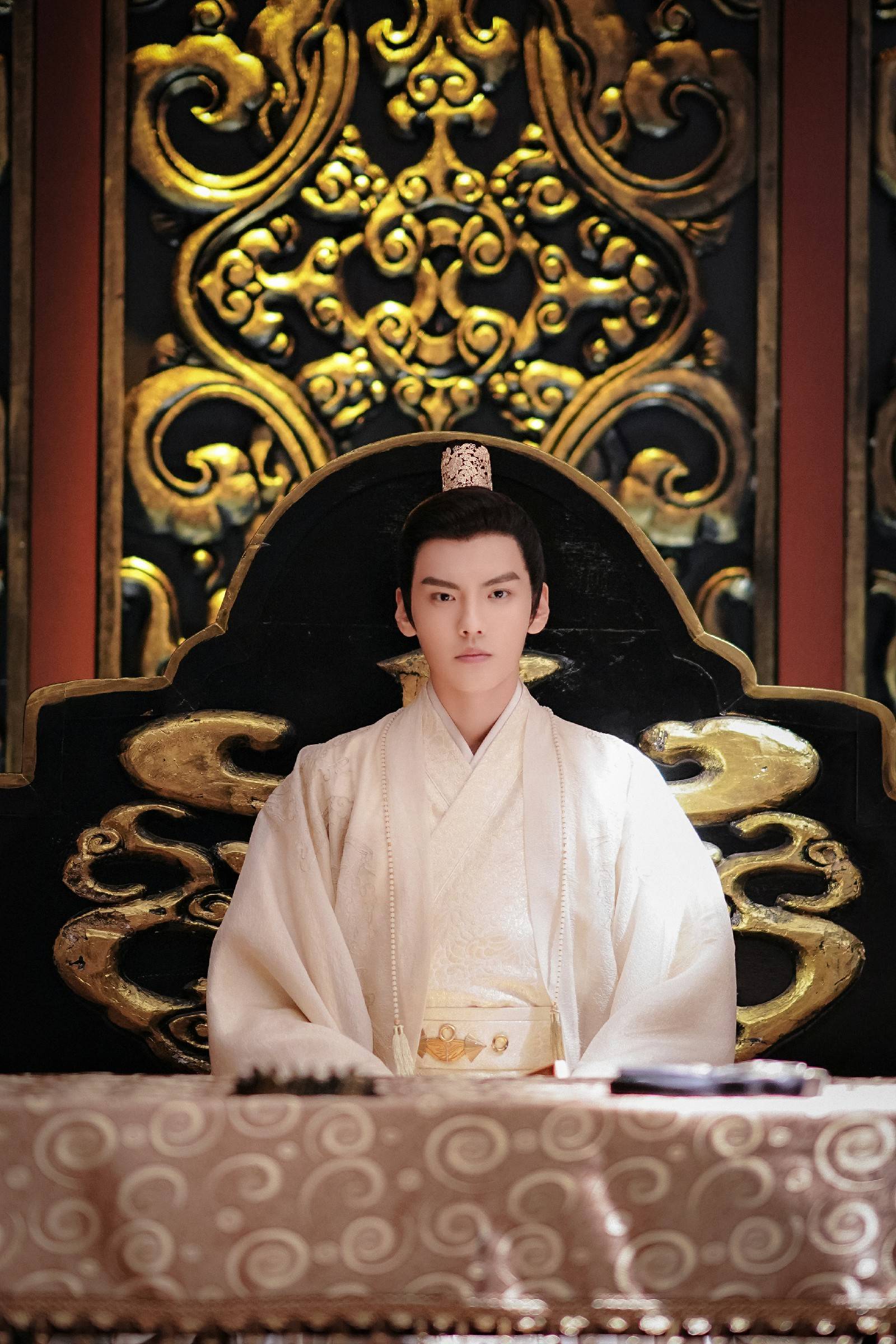 毕雯珺新戏开播原著抢先读,厉嘉琪毕雯珺小女霓裳高难度吻戏