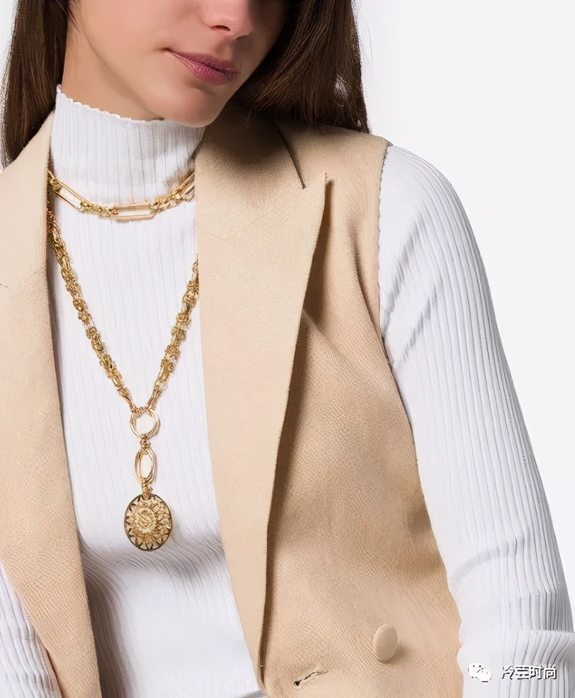 项链的活动扣佩戴方法,项链的佩戴要讲究八大搭配技巧