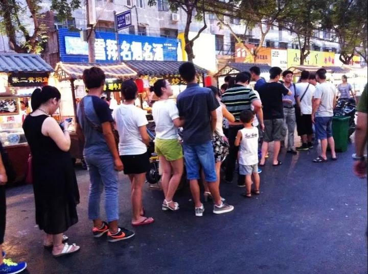 他在淘宝开店专门给人跑腿，客户有钱又奇葩，帮排一天队挣1200元