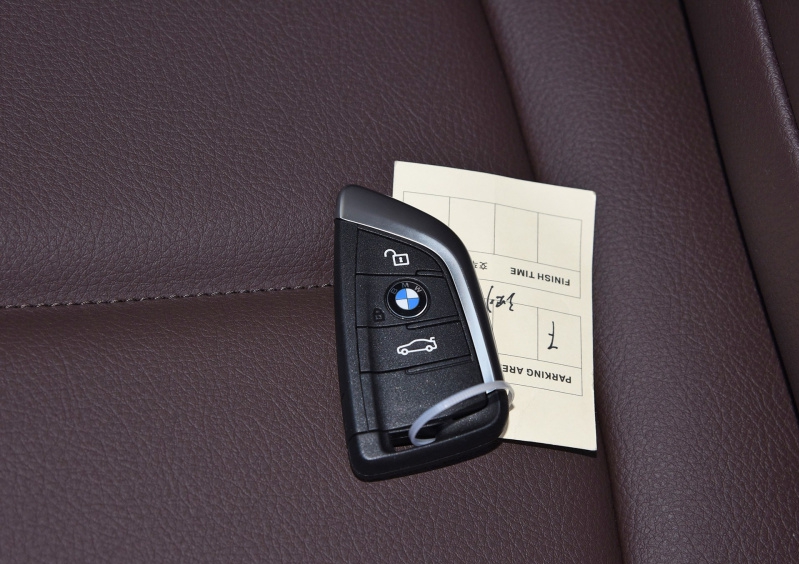 宝马1系2013款1.6t两厢118i进口,宝马1系2020款1.5t118i动力怎么样