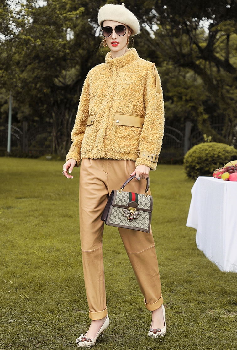 冬天穿什么外套？高档又时尚的羊剪绒大衣，穿它气质才爆表