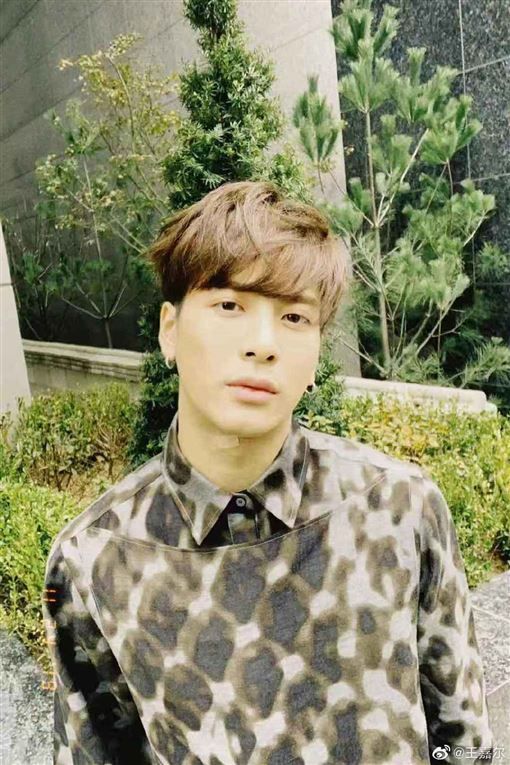 粉丝被砸爱豆反应,粉丝被球砸王嘉尔揉头