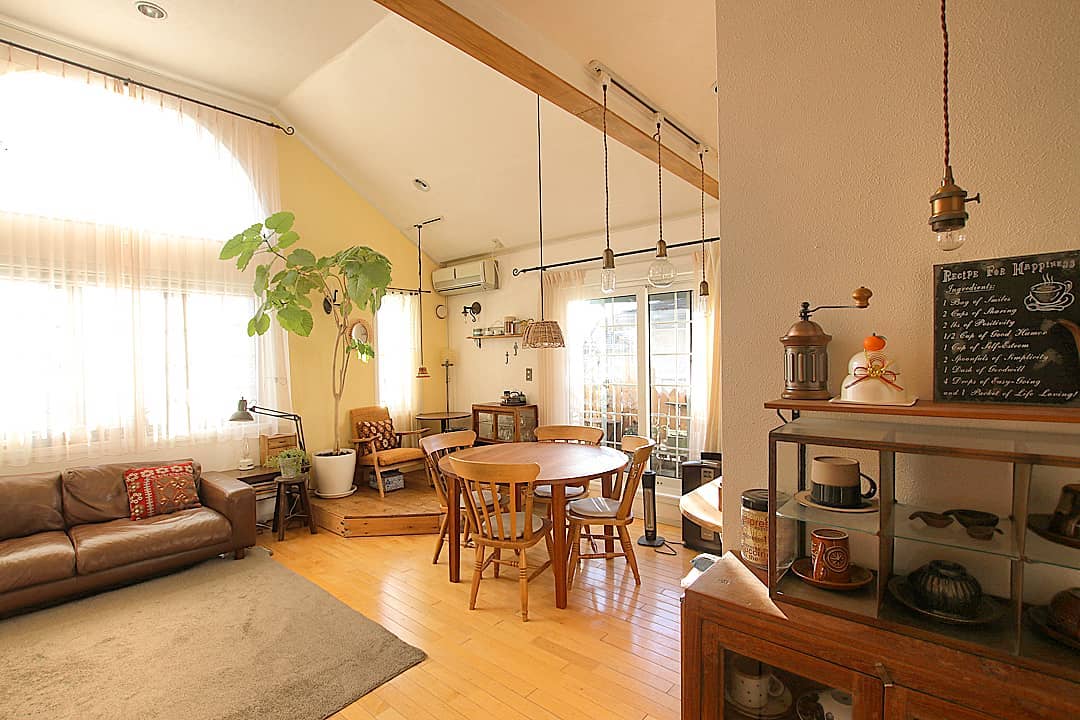 顶层带20平米左右的阁楼房子,有阁楼的挑高房子