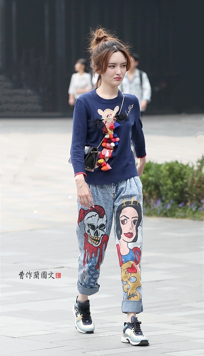 街拍牛仔裤美女走路视频大全,街拍牛仔裤和裙子美女你会选择谁