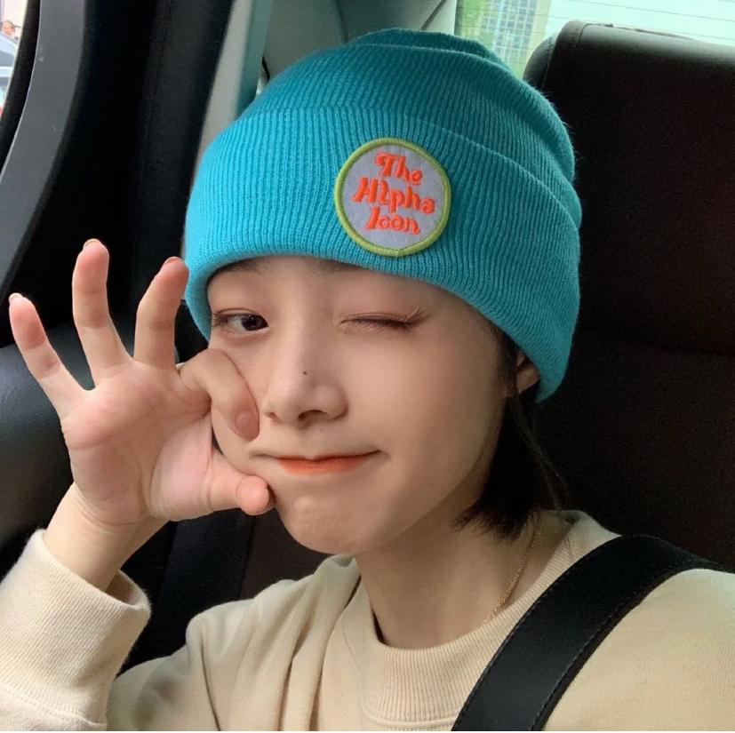 棒球帽白色和黑色帽子哪个显脸小,帽子大头围大脸显脸小