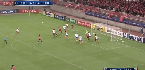 亚冠33岁老国脚再现世界级“磁铁脚”：现役国足能做到的真不多！