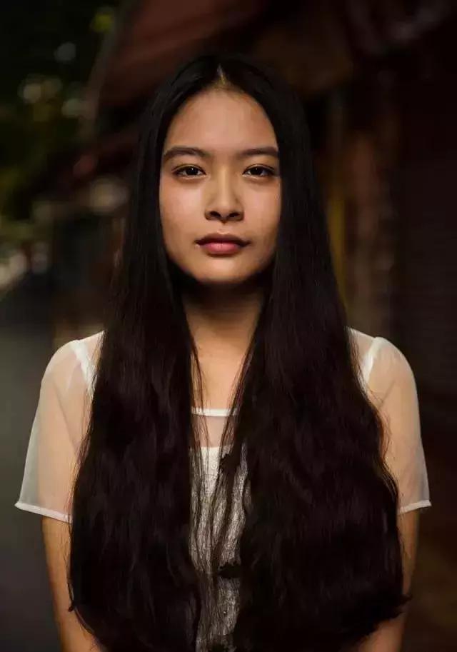 一个普通的上班族起早贪黑,一个打工人四处奔波