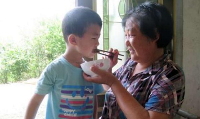 2岁男童上吐下泻发烧,2岁孩子上吐下泻厉害要去医院吗