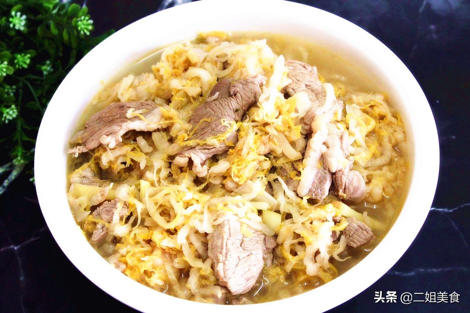 炖酸菜用不用先炒一下,炖酸菜要不要盖盖子