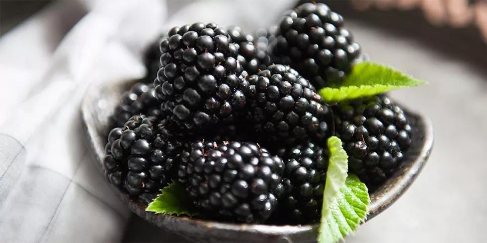 李小冉五官精致皮肤白皙透亮,70后女演员李小冉的高级搭配