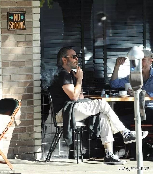 组图：爱穿匡威的男孩“小丑”华金·菲尼克斯《名利场》写真