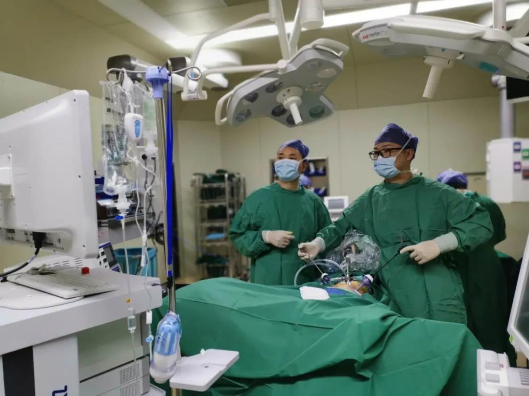 80岁肾盂癌出现尿血能把肾切除吗,73岁肾盂癌早期做了微创用化疗吗