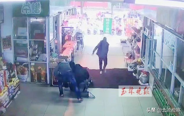 民警设伏抓捕毒贩,警方设伏抓捕毒贩