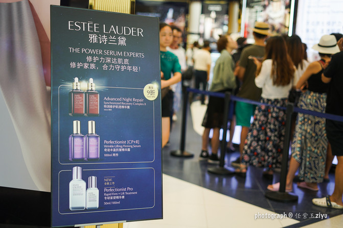 一群年轻人到三亚，摆pose，拍照