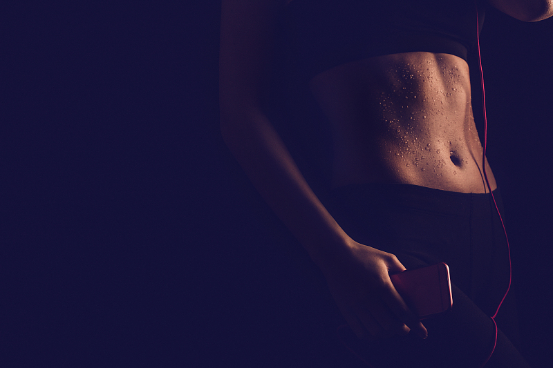 三个动作紧致侧腹练出马甲线,练腹21天练出马甲线