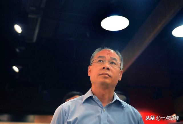 李宁现状：儿子帅气女儿可爱，化身“潮叔”与90后消费者互动卖萌