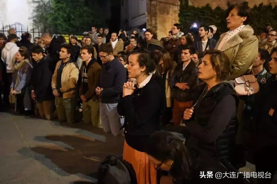 巴黎圣母院发生火灾塔尖倒塌,巴黎圣母院大火塔尖崩塌瞬间