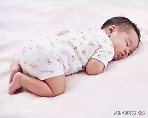 宝宝偏头睡觉怎么纠正最有效,一岁宝宝偏头睡觉如何矫正
