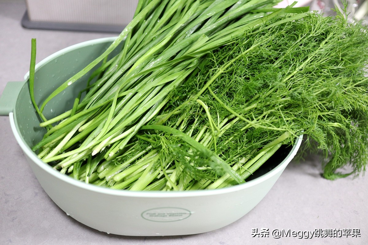 我家吃饺子一锅俩馅，喜欢哪个夹哪个，从没失手过，吃到肚撑