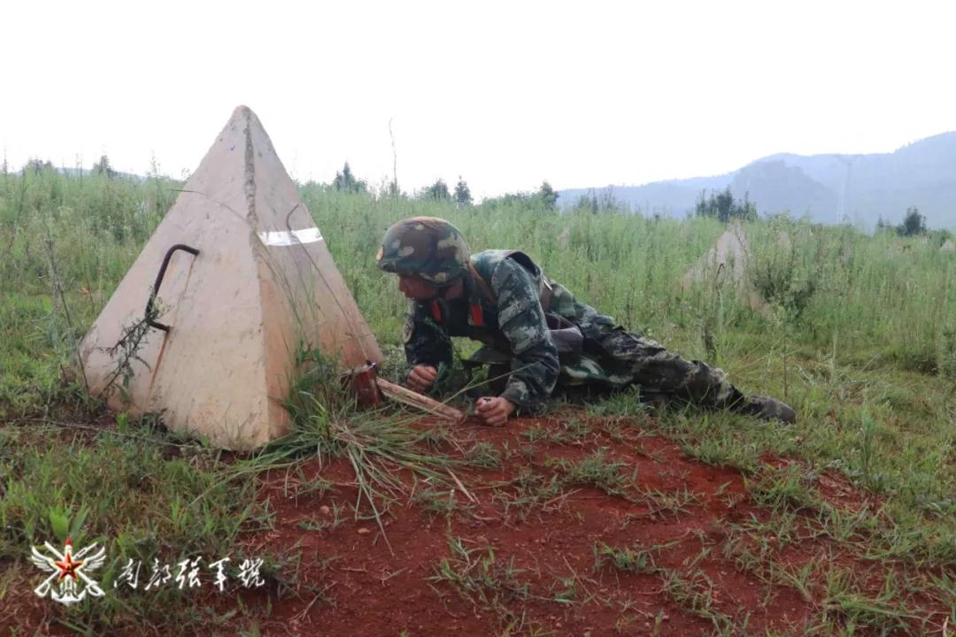 看这一双双手它们有一个共同的主人——工兵