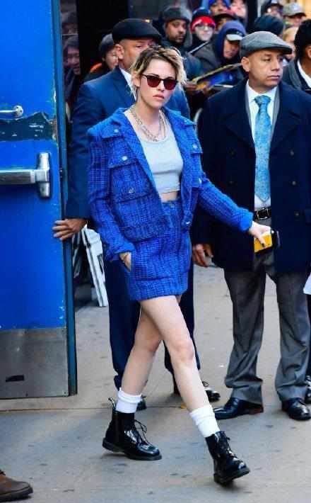 31岁暮光女罕见穿华丽裙装 (暮光蓝小西装搭配)