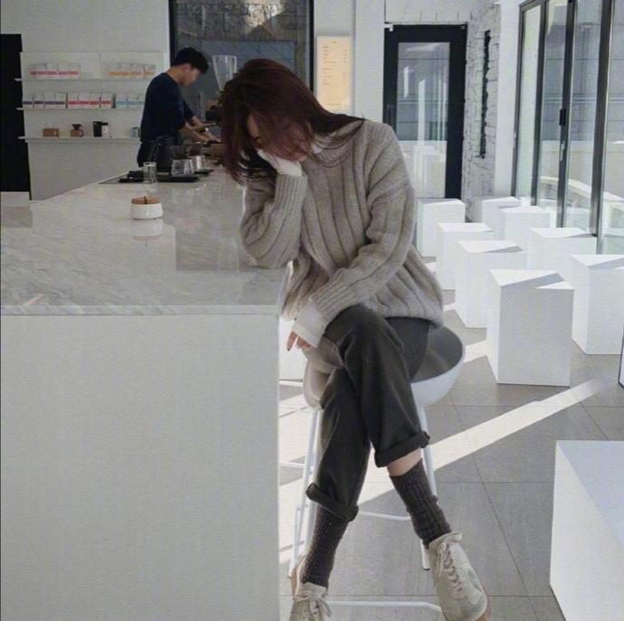 黑色大衣搭配什么颜色毛衣显高级,内搭毛衣也不含糊穿上这些美到爆