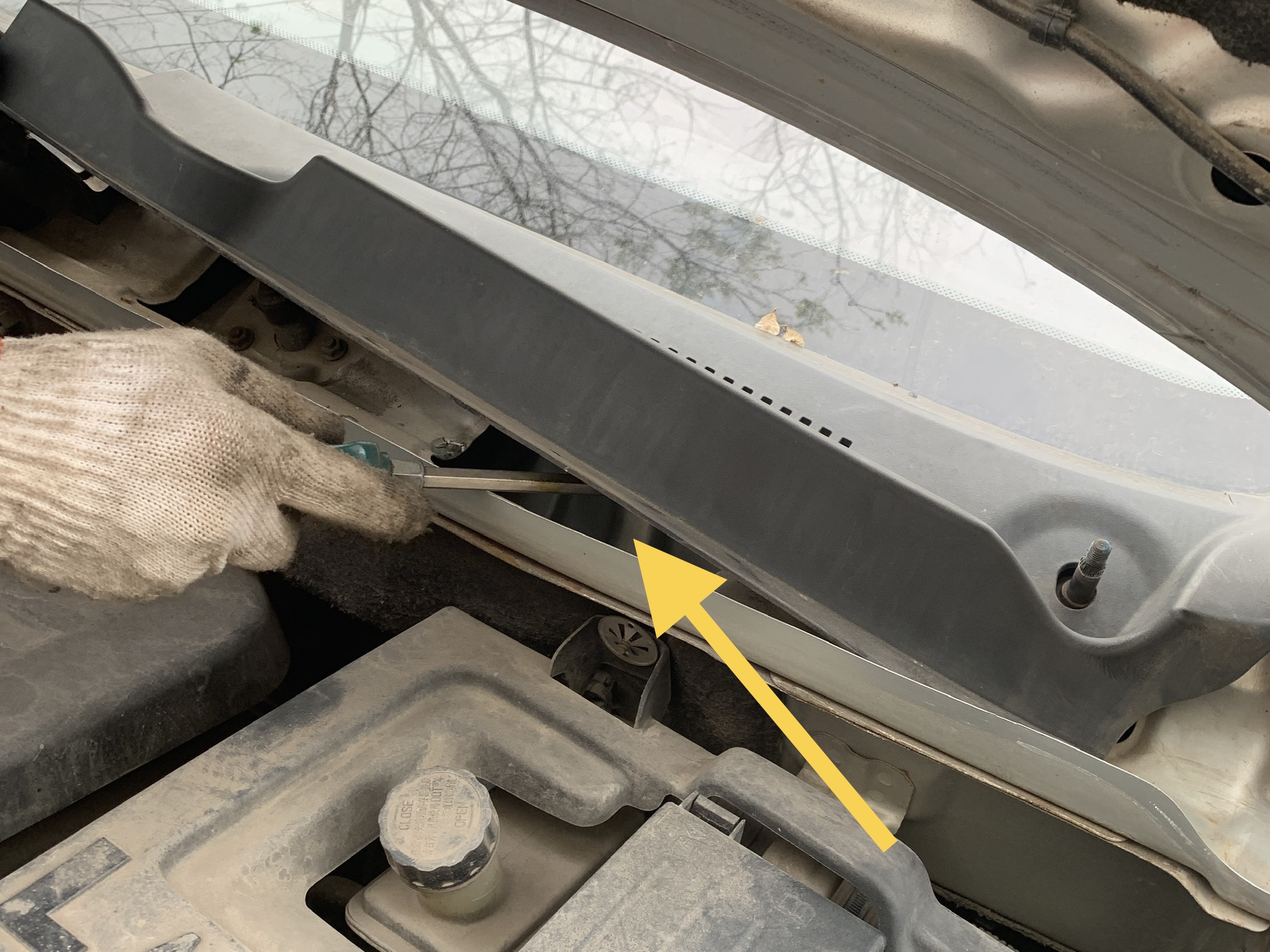 汽车雨刷器卡住了,雨刷臂压不住玻璃